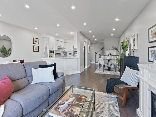 130 Bonspiel Dr, Toronto, ON - Indoor Photo Showing Living Room