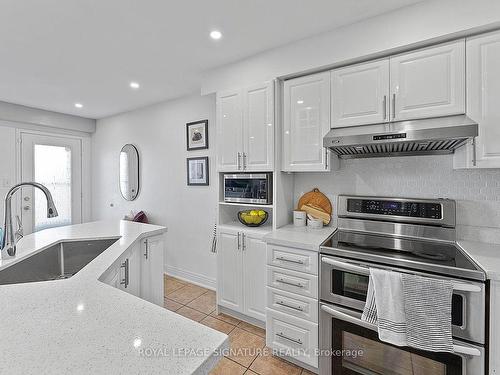 130 Bonspiel Dr, Toronto, ON - Indoor Photo Showing Kitchen With Upgraded Kitchen