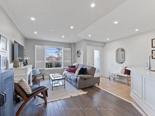 130 Bonspiel Dr, Toronto, ON - Indoor Photo Showing Living Room