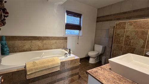 1368 Bing Avenue, Kelowna, BC - Indoor Photo Showing Bathroom