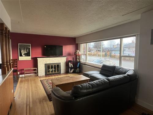 1368 Bing Avenue, Kelowna, BC - Indoor Photo Showing Living Room With Fireplace