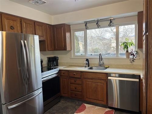 1368 Bing Avenue, Kelowna, BC - Indoor Photo Showing Kitchen