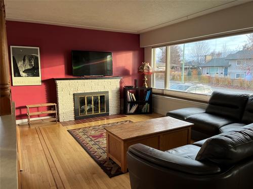 1368 Bing Avenue, Kelowna, BC - Indoor Photo Showing Living Room With Fireplace