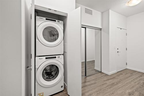 212-935 Academy Way, Kelowna, BC - Indoor Photo Showing Laundry Room