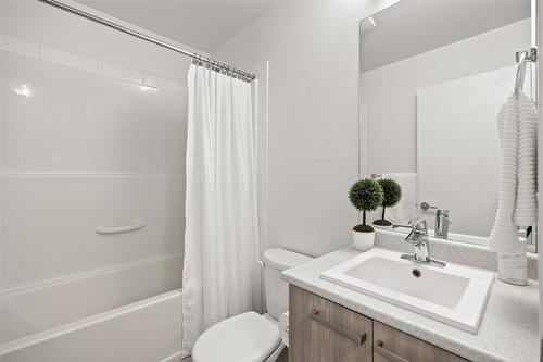 212-935 Academy Way, Kelowna, BC - Indoor Photo Showing Bathroom