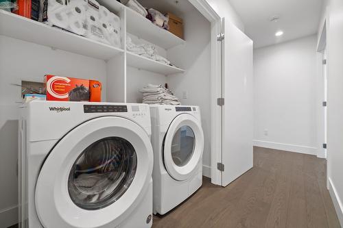 401-1191 Sunset Drive, Kelowna, BC - Indoor Photo Showing Laundry Room