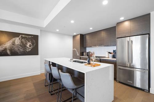 401-1191 Sunset Drive, Kelowna, BC - Indoor Photo Showing Kitchen With Double Sink With Upgraded Kitchen