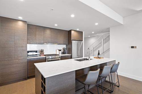 401-1191 Sunset Drive, Kelowna, BC - Indoor Photo Showing Kitchen With Double Sink With Upgraded Kitchen