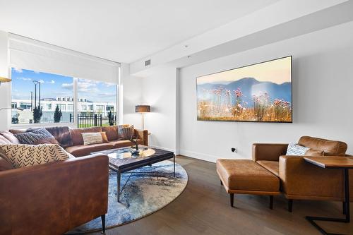 401-1191 Sunset Drive, Kelowna, BC - Indoor Photo Showing Living Room