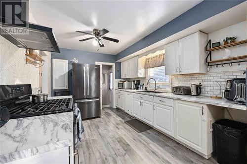 1000 Meighen Crescent, Sarnia, ON - Indoor Photo Showing Kitchen With Upgraded Kitchen