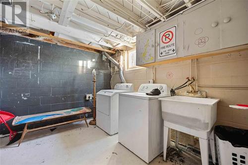 1000 Meighen Crescent, Sarnia, ON - Indoor Photo Showing Laundry Room