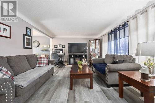 1000 Meighen Crescent, Sarnia, ON - Indoor Photo Showing Living Room