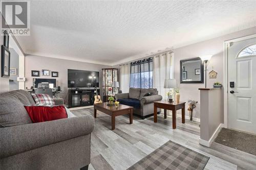 1000 Meighen Crescent, Sarnia, ON - Indoor Photo Showing Living Room