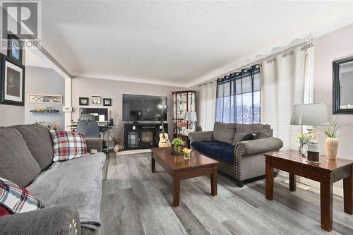 1000 Meighen Crescent, Sarnia, ON - Indoor Photo Showing Living Room