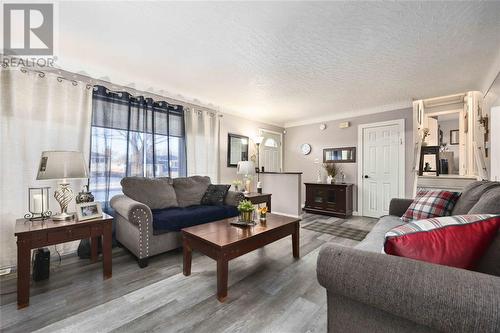 1000 Meighen Crescent, Sarnia, ON - Indoor Photo Showing Living Room