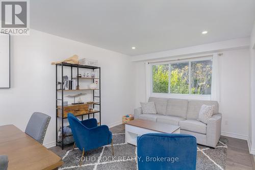 16 Shouldice Crescent, Ottawa, ON - Indoor Photo Showing Living Room