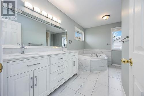 3061 Maidstone Crescent, Sarnia, ON - Indoor Photo Showing Bathroom