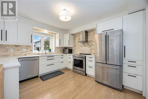 3061 Maidstone Crescent, Sarnia, ON - Indoor Photo Showing Kitchen With Upgraded Kitchen