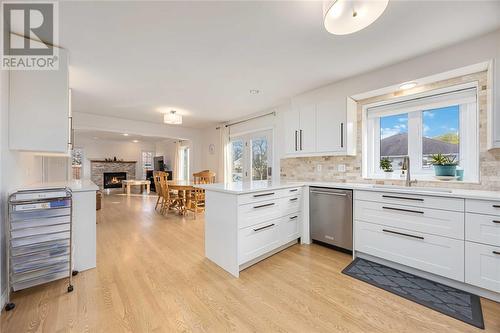 3061 Maidstone Crescent, Sarnia, ON - Indoor Photo Showing Kitchen With Upgraded Kitchen