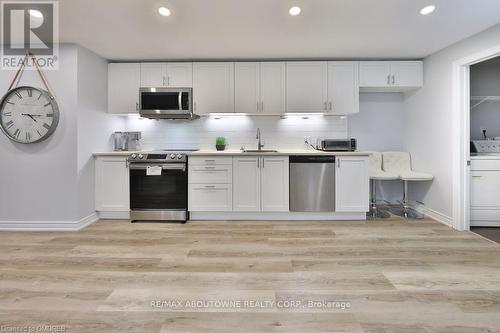 2304 Sovereign Street, Oakville, ON - Indoor Photo Showing Kitchen With Upgraded Kitchen