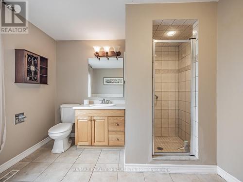 245 Kingsbridge Gardens, Mississauga, ON - Indoor Photo Showing Bathroom