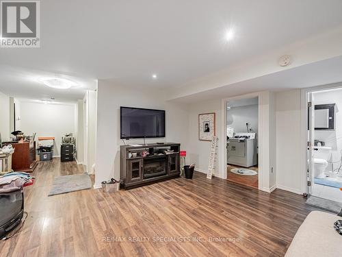 245 Kingsbridge Gardens, Mississauga, ON - Indoor Photo Showing Living Room