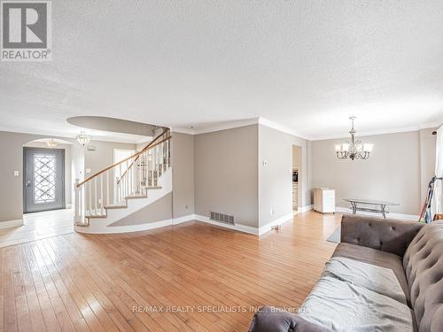 245 Kingsbridge Gardens, Mississauga, ON - Indoor Photo Showing Living Room