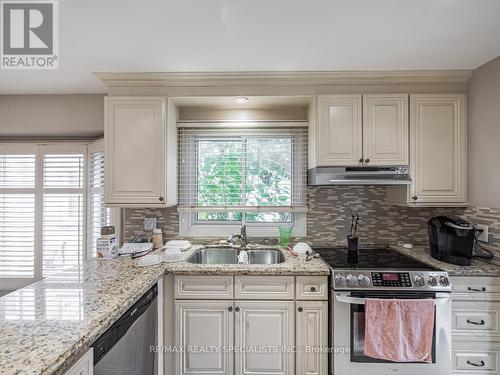 245 Kingsbridge Gardens, Mississauga, ON - Indoor Photo Showing Kitchen With Double Sink With Upgraded Kitchen