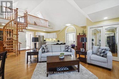 19696 Shaws Creek Road, Caledon, ON - Indoor Photo Showing Living Room