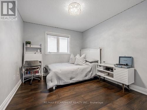 4834 Columbus Drive, Burlington, ON - Indoor Photo Showing Bedroom