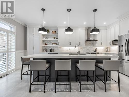 4834 Columbus Drive, Burlington, ON - Indoor Photo Showing Kitchen With Upgraded Kitchen