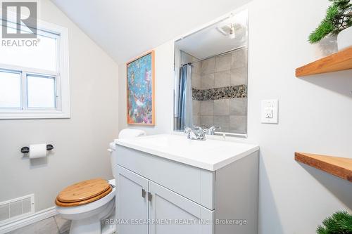 24 Roxborough Avenue, Hamilton, ON - Indoor Photo Showing Bathroom