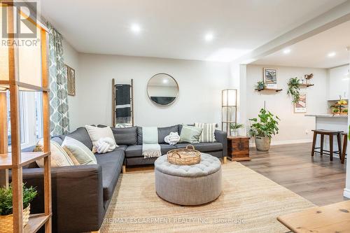 24 Roxborough Avenue, Hamilton, ON - Indoor Photo Showing Living Room