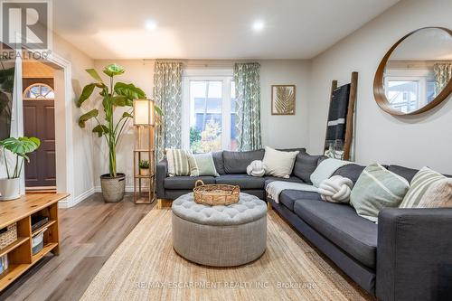 24 Roxborough Avenue, Hamilton, ON - Indoor Photo Showing Living Room