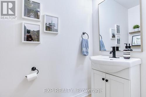 228 Springstead Avenue, Hamilton, ON - Indoor Photo Showing Bathroom