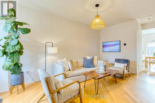 228 Springstead Avenue, Hamilton, ON - Indoor Photo Showing Living Room