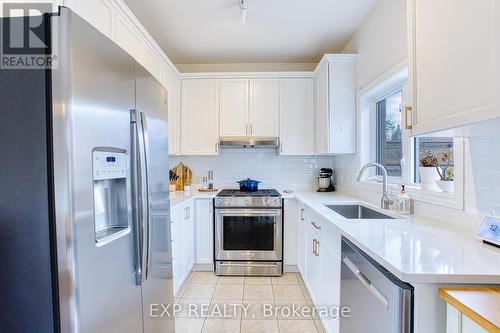 228 Springstead Avenue, Hamilton, ON - Indoor Photo Showing Kitchen With Upgraded Kitchen