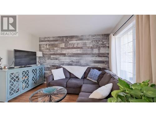 3145 Wilson Street Unit# 102, Penticton, BC - Indoor Photo Showing Living Room