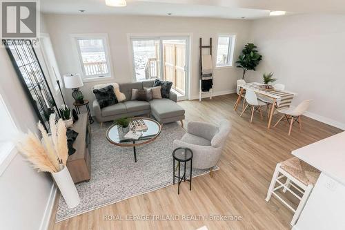 93 Empire Parkway, St. Thomas, ON - Indoor Photo Showing Living Room