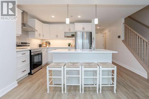 93 Empire Parkway, St. Thomas, ON - Indoor Photo Showing Kitchen With Upgraded Kitchen