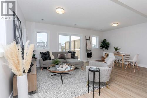 93 Empire Parkway, St. Thomas, ON - Indoor Photo Showing Living Room