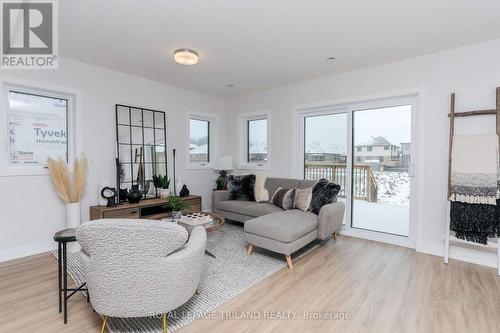 93 Empire Parkway, St. Thomas, ON - Indoor Photo Showing Living Room