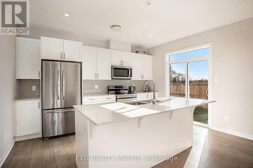 328 Appalachian Circle, Ottawa, ON - Indoor Photo Showing Kitchen With Double Sink