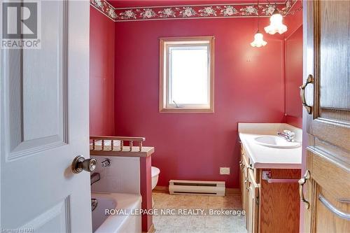 327 South Mill Street, Fort Erie (335 - Ridgeway), ON - Indoor Photo Showing Bathroom