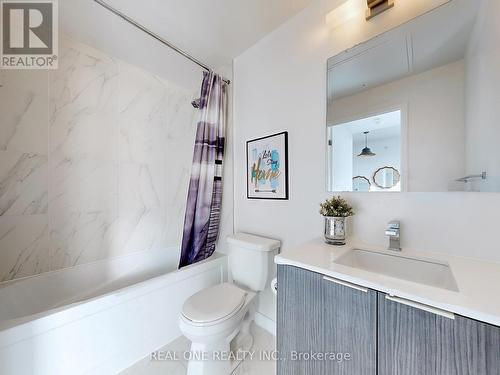 839 - 31 Tippett Road, Toronto, ON - Indoor Photo Showing Bathroom