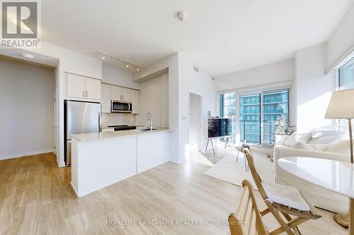 707 - 4085 Parkside Village Drive, Mississauga, ON - Indoor Photo Showing Kitchen