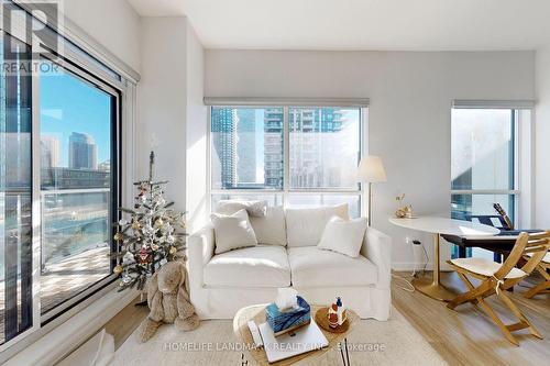 707 - 4085 Parkside Village Drive, Mississauga, ON - Indoor Photo Showing Living Room