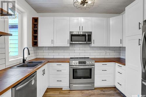 2136 Reynolds Street, Regina, SK - Indoor Photo Showing Kitchen With Double Sink With Upgraded Kitchen