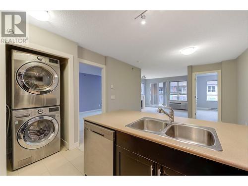 1083 Sunset Drive Unit# 417, Kelowna, BC - Indoor Photo Showing Laundry Room