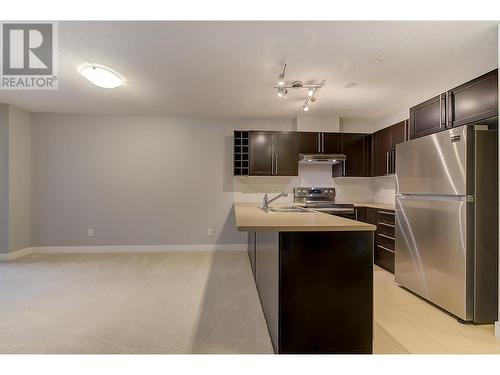 1083 Sunset Drive Unit# 417, Kelowna, BC - Indoor Photo Showing Kitchen